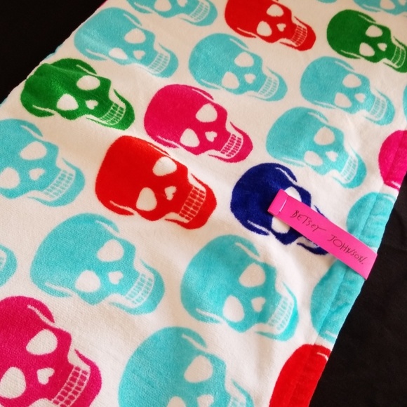 Betsey Johnson skull bath towel - Picture 3 of 3
